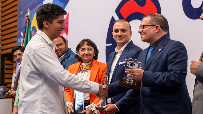 Estudiantes nicolaitas reciben el Reconocimiento al Mérito Académico Industrial 