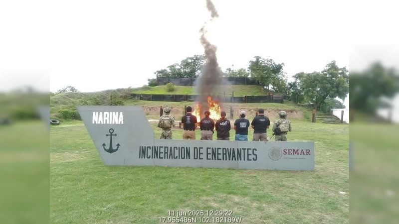 Marina destruye 64 millones de pesos en estupefacientes que llegaron a la costa de Michoacán 
