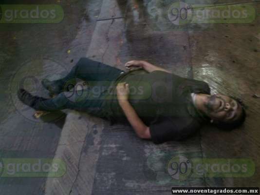 En calles de Apatzingán, Michoacán, localizan el cadáver de un hombre  - Foto 0 