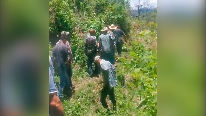 Cae camioneta a barranco con jornaleros en Uruapan, Michoacán; hay 6 heridos  