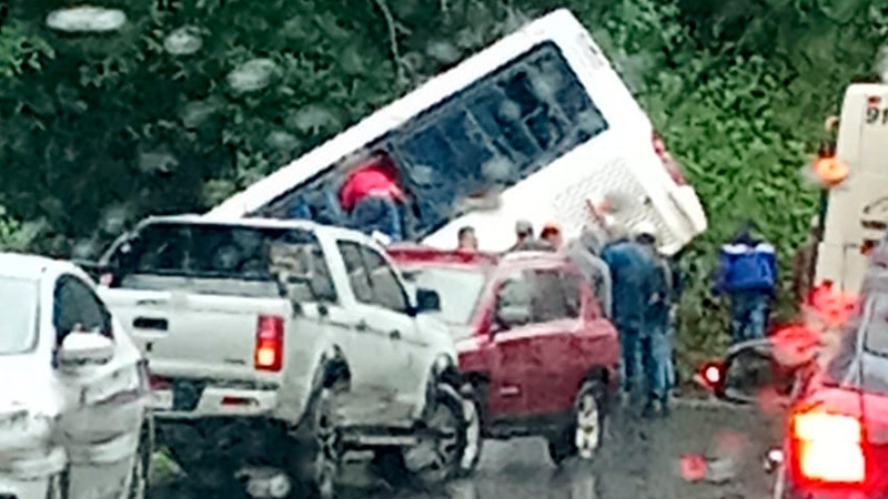 Se sale del camino camión de pasajeros en la libre Uruapan-Pátzcuaro 