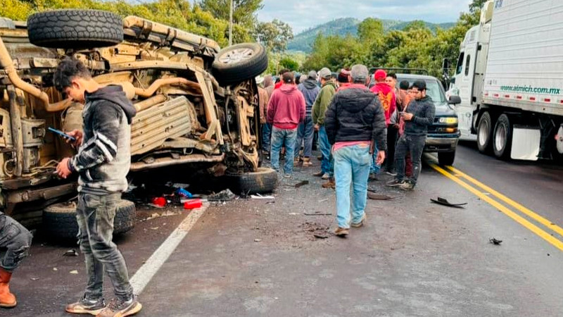 Choque en la Uruapan-Los Reyes deja siete jornaleros lesionados 