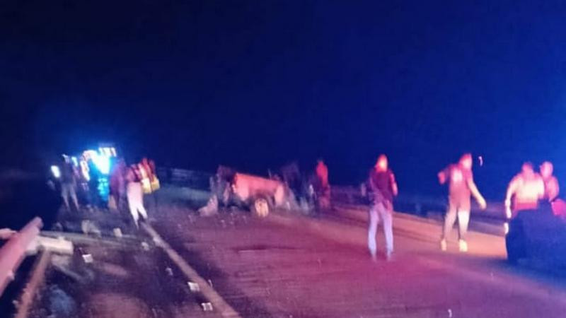 Cinco personas fallecen en aparatoso choque entre camioneta y tráiler en autopista Siglo XXI 