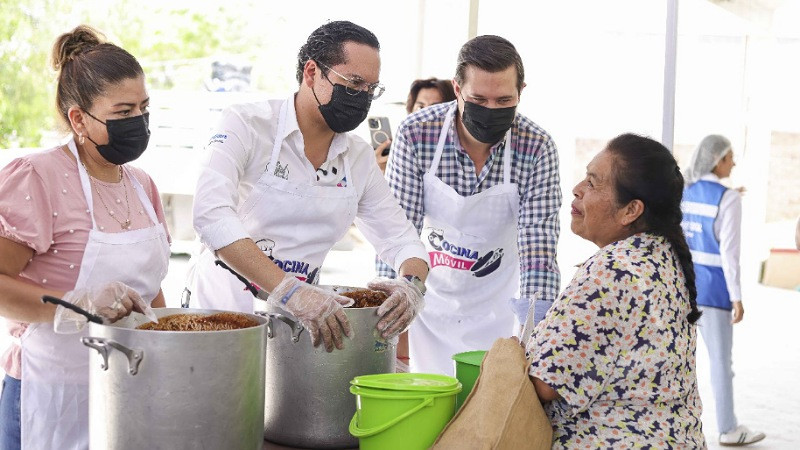 Chepe Guerrero entrega 200 raciones de comida nutritiva como parte del programa Cocina Móvil en Corregidora, Querétaro 
