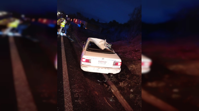 Conductor de taxi resulta herido tras volcar en carretera Apatzingán – Cuatro Caminos, en Michoacán 