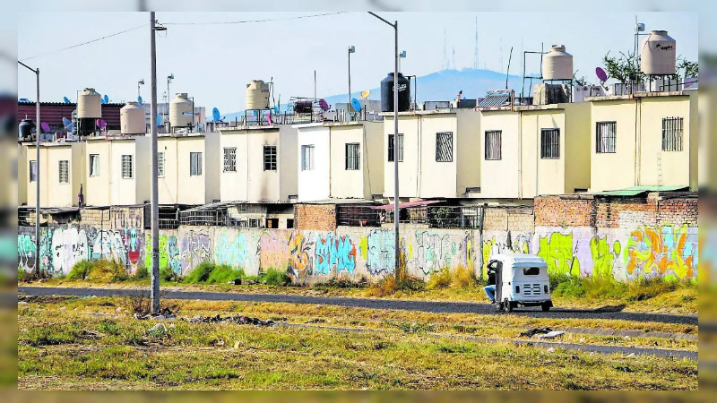 Infonavit ofrece a deudores e invasores quedarse con 145 mil viviendas si se regularizan: Si no lo hacen, tampoco serán desalojados 