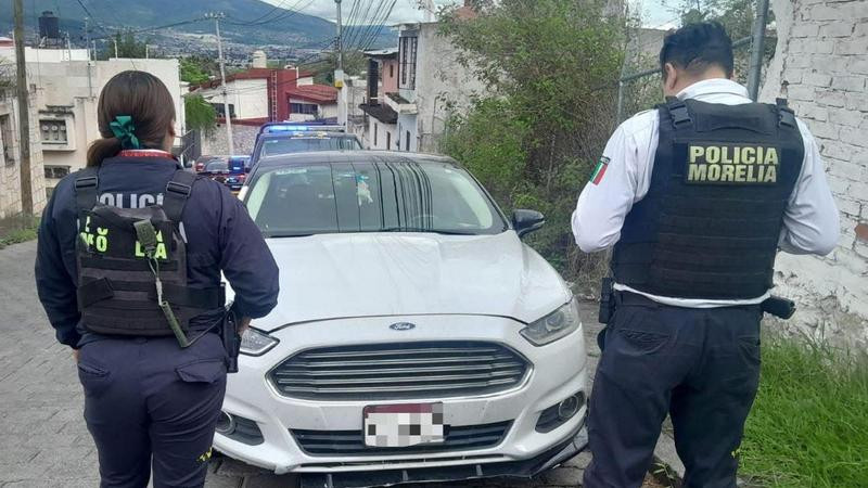 Policía Morelia recupera en la colonia Vista Bella vehículo con reporte de robo 