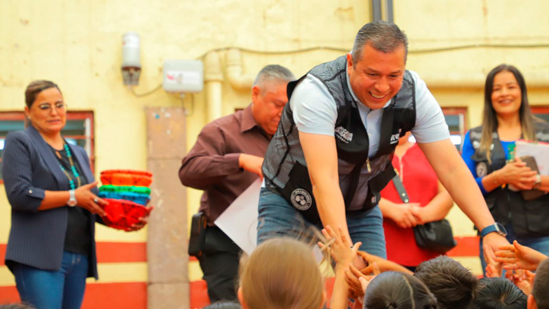 Comunidades escolares agradecen a Juan Carlos Barragán por Échale una Mano a las Escuelas 