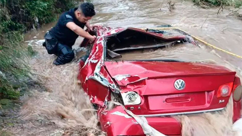 Auto es arrastrado por la corriente por fuertes lluvias en Hidalgo; buscan al conductor 