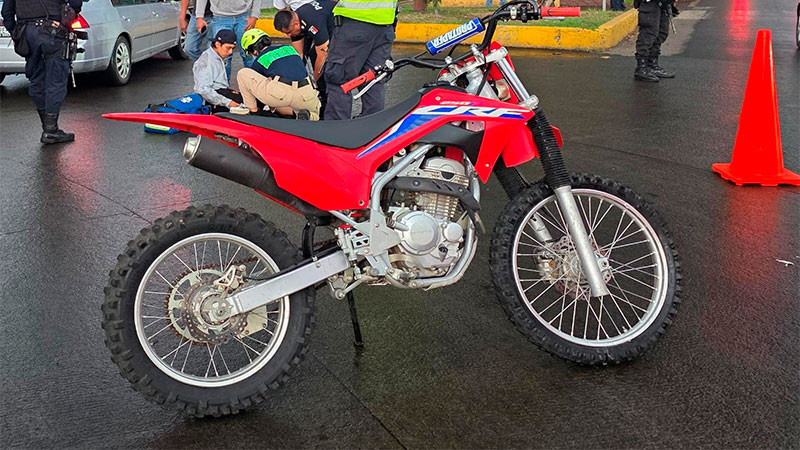 En Zamora, Michoacán: Motociclista resulta herido al chocar contra un vehículo 