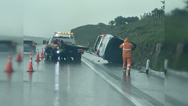 Ayudantes de la diputada Adriana Campos destrozan camioneta en accidente en la autopista México - Guadalajara 