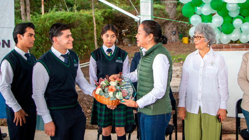   Jeovana Alcántar, acompañada de funcionarios estatales y municipales, inauguró la techumbre en el Conalep, Plantel Ciudad Hidalgo 