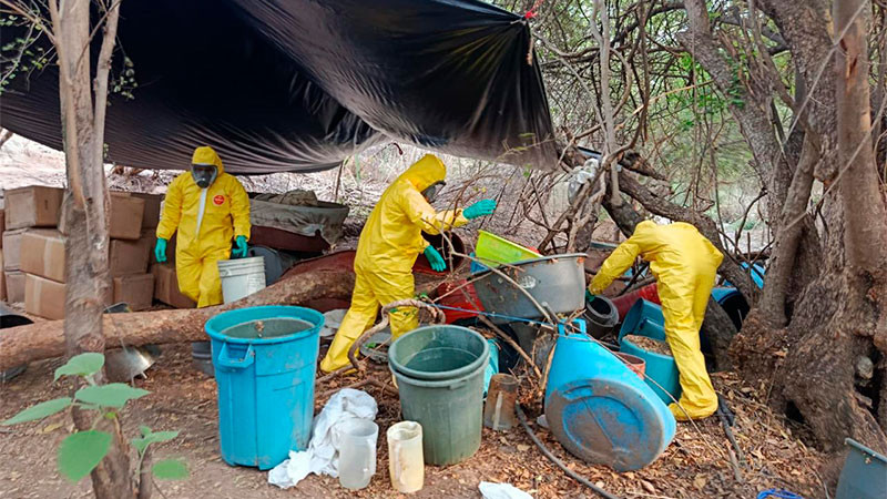 Destruyen laboratorio clandestino en Aquila, Michoacán; aseguran 843 kg de estupefacientes 