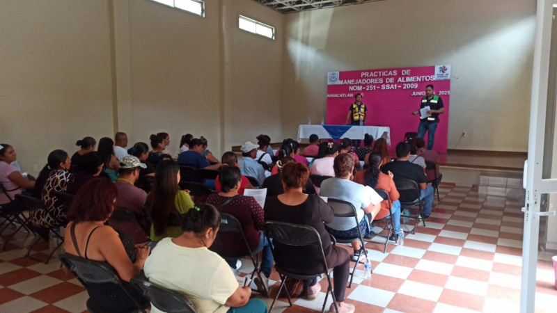 Capacita Secretaría de Salud a manejadores de alimentos en Pinal de Amoles 