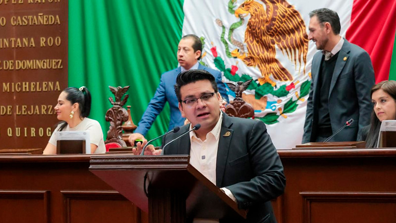 Toño Carreño presentó iniciativa de reforma constitucional para garantizar esquemas completos de vacunación en Michoacán 