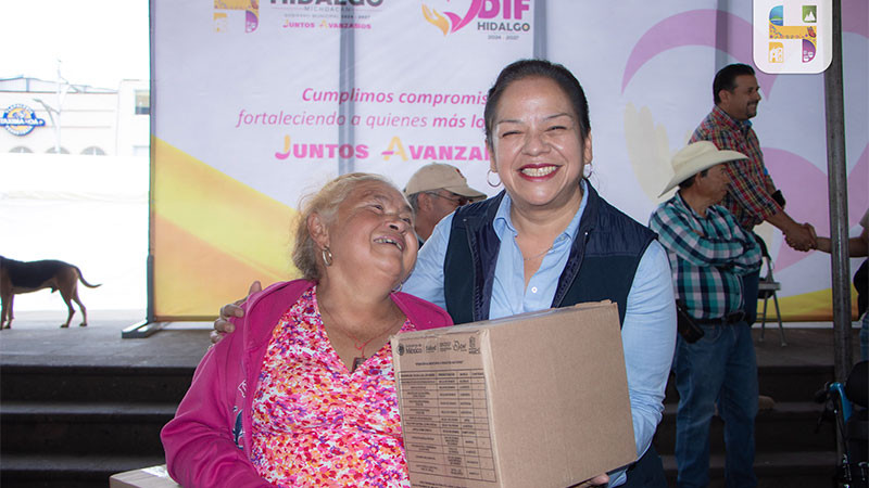 Entrega Jeovana Alcántar aparatos de movilidad y despensas del programa atención alimentaria, beneficiando a cerca de 300 familias de Ciudad Hidalgo, Michoacán 