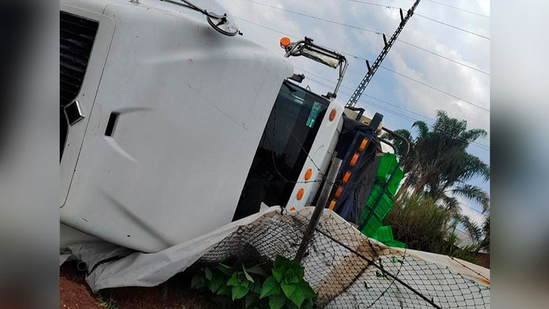 Muere chofer tras volcar con su camioneta en Peribán, Michoacán  