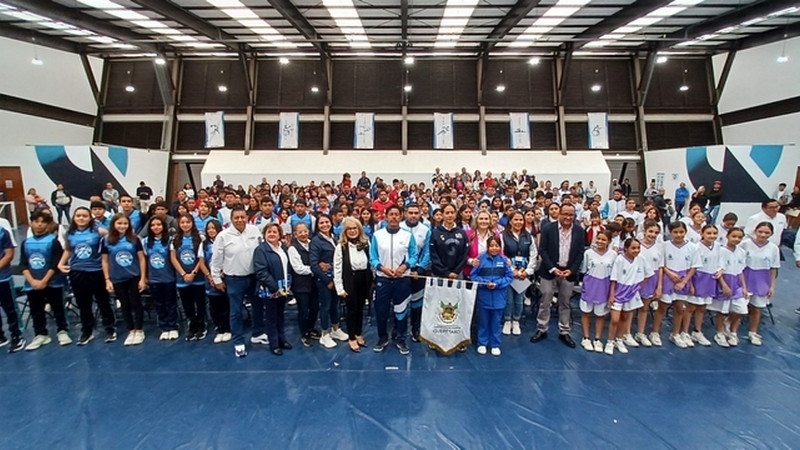 Abanderan INDEREQ y USEBEQ a deportistas de nivel primaria y secundaria 