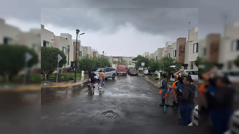 Brinda SESA atención preventiva en colonia afectada por lluvias en El Marqués 