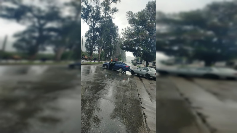 Arde Zitácuaro: Bloqueos, balaceras y quema de comercios generan alerta en el oriente de Michoacán