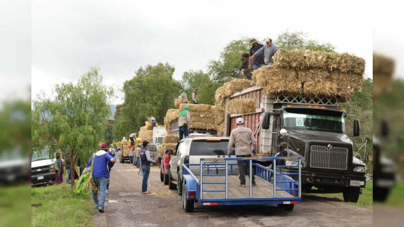 Entrega SEDEA forraje para ganado en Cadereyta 