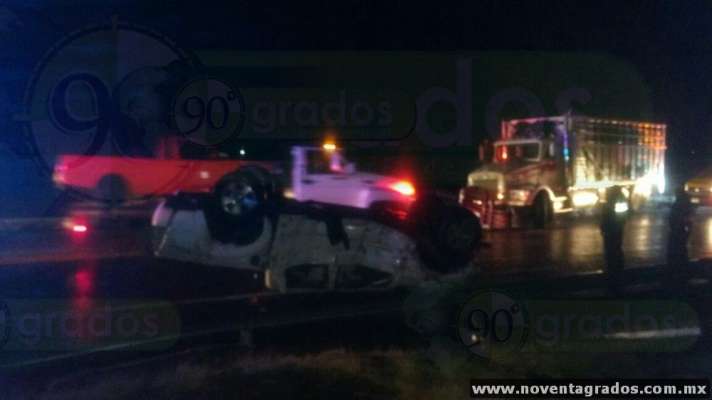 Dos adultos muertos y tres menores lesionados, saldo de accidente vial en la Autopista Siglo XXI - Foto 1 