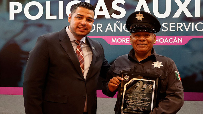 Policía Auxiliar de Michoacán entregó estímulos a elementos por años de servicio 