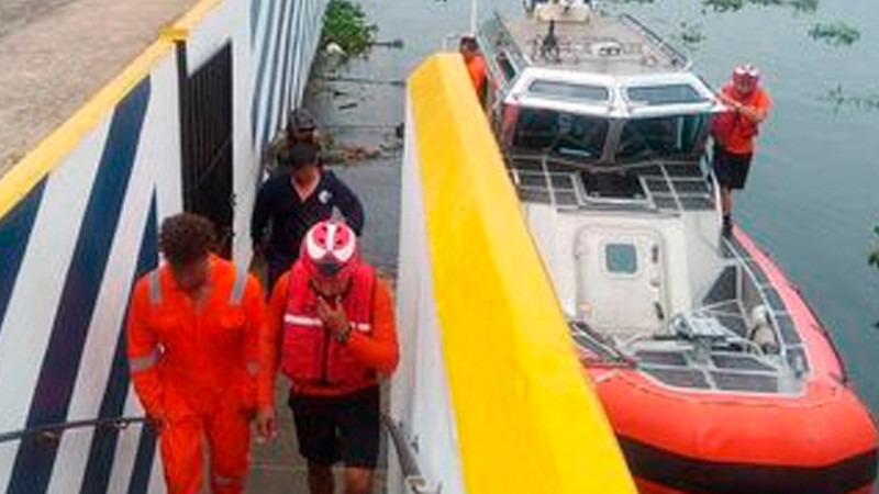 Rescatan a 2 náufragos en costas de Lázaro Cárdenas, Michoacán 