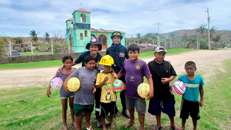 Bomberos de Zitácuaro, Michoacán, brindan apoyo humanitario a la comunidad de El Tamal, Oaxaca 