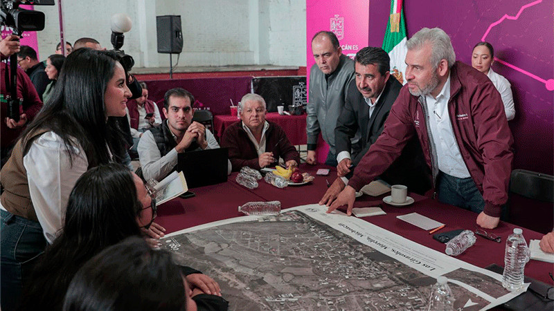 Bedolla atiende peticiones de obra, agua y campo en audiencia pública en Charo 