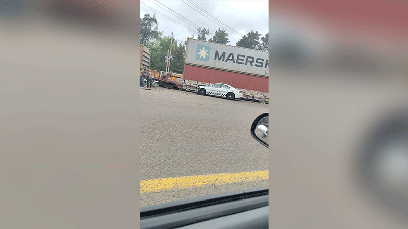 En intento por ganarle el paso al tren, patrulla de Guardia Nacional resulta impactada en Pátzcuaro, Michoacán 
