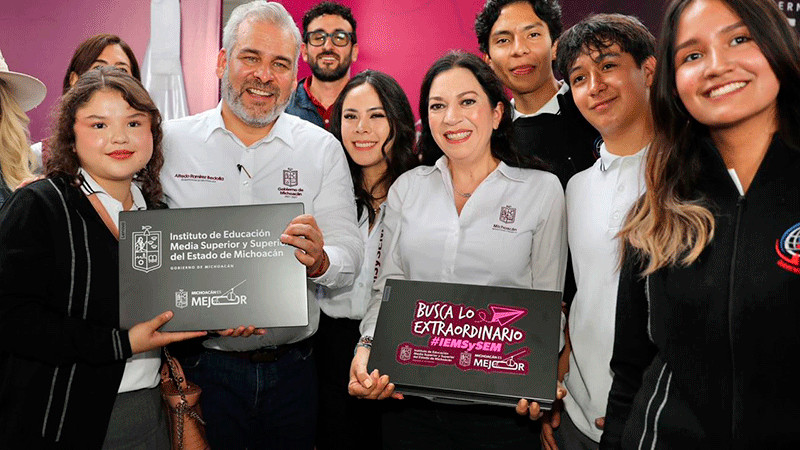 Entrega Bedolla visas y computadoras en audiencia pública en Queréndaro 