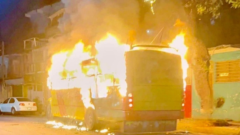 Nueva jornada de violencia en Guerrero: queman camión con 5 cuerpos dentro en Acapulco y privan de la vida a hombre en ataque armado a bar en Chilpancingo 