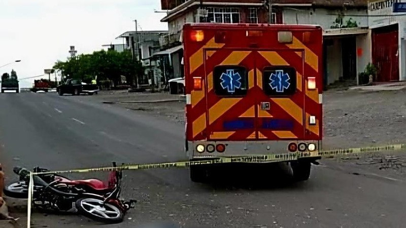 En Múgica, Michoacán, motociclista menor de edad atropella a un adulto mayor, este último murió 