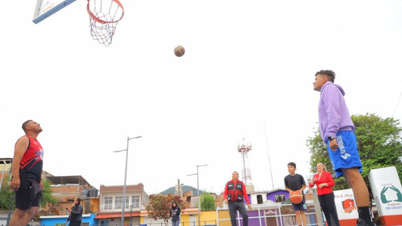 Juan Carlos Barragán continúa rescatando canchitas deportivas en Morelia 