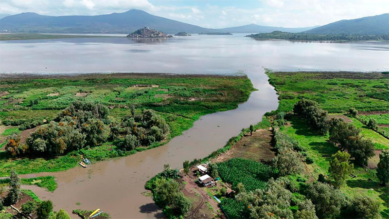 Por decretarse otras 8 mil ha de conservación en la cuenca del lago de Pátzcuaro: Bedolla  