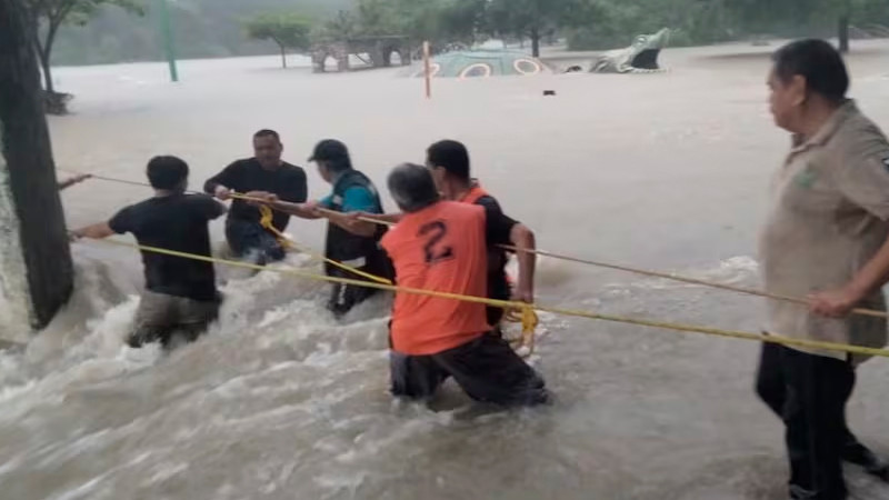 Suspenden clases en varias regiones de San Luis Potosí por intensas lluvias 