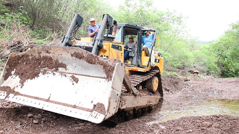 Inician trabajos de desazolve en la presa de Sanchiqueo en Huetamo, Michoacán 