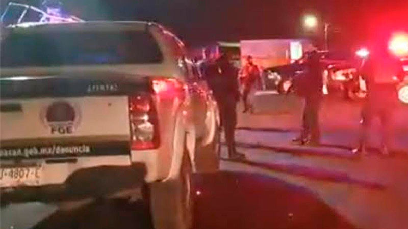 En Zitácuaro, Michoacán balean a los ocupantes de una camioneta; fallece una mujer y hay dos heridos 
