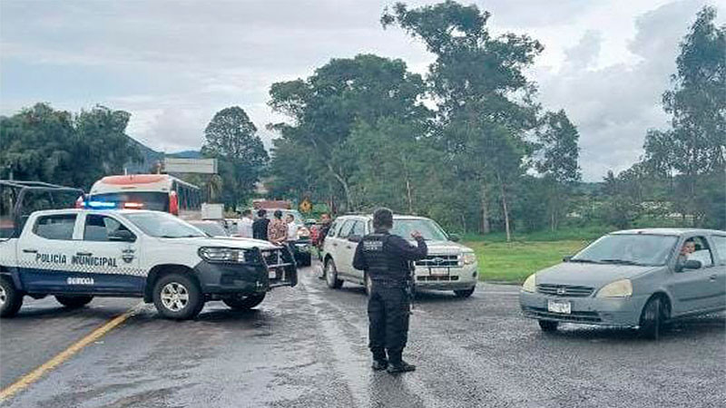 Toman carretera Quiroga-Zacapu para exigir la liberación de comuneros; fueron detenidos por cortar madera de manera ilegal  