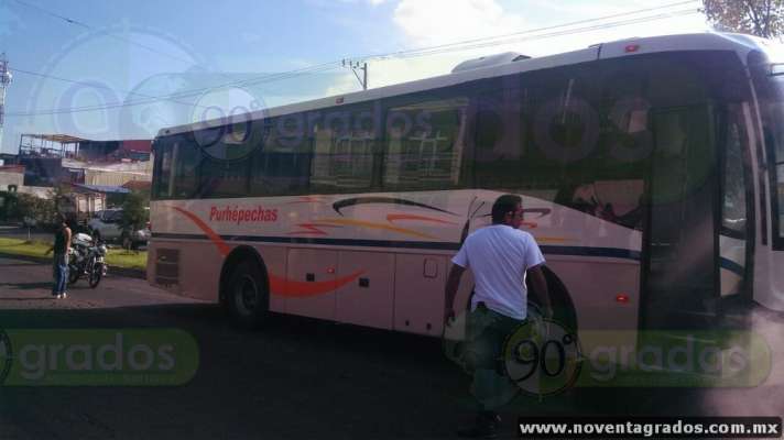 Detonan cohetes al interior de autobús y provocan incendio, en Uruapan, Michoacán 