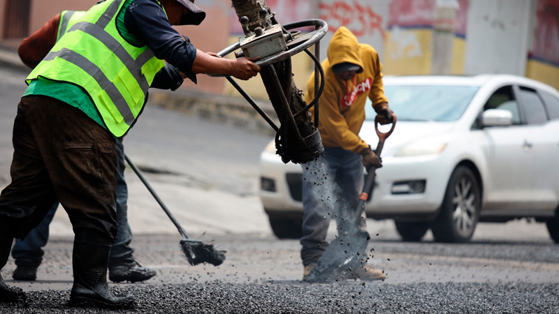 Gobierno de Morelia realiza bacheo en zona de la Poza Rica 