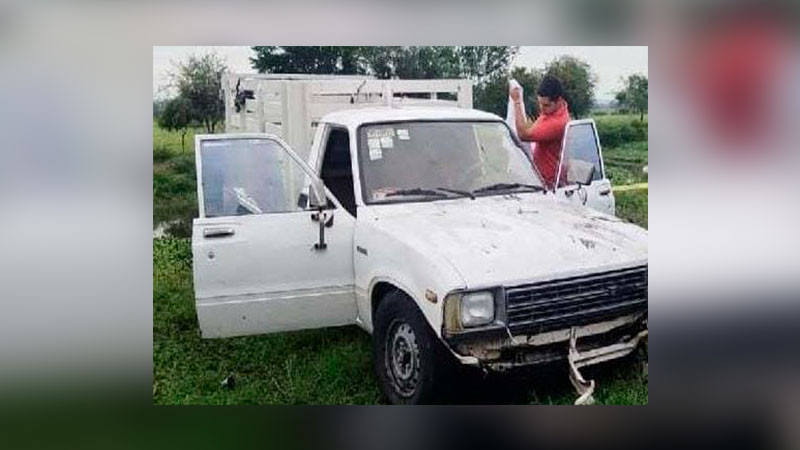 En Venustiano Carranza, Michoacán, muere conductor al caer con su camioneta en un canal de riego 