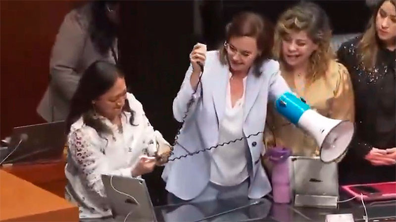 Durante protesta, senadora Karina Ruiz usa tijeras para cortar cable de megáfono que usaba Lilly Téllez 