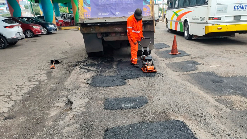 Gobierno de Morelia responde con acciones inmediatas de bacheo; interviene salida a Charo 