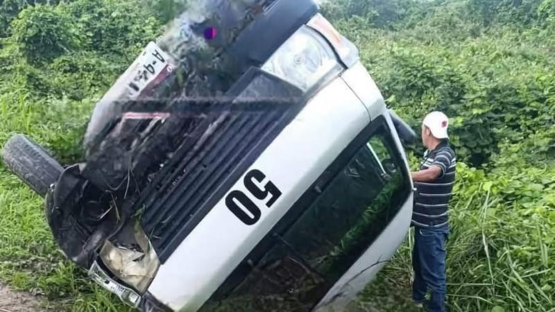 En Lázaro Cárdenas, Michoacán, tráiler choca “combi” del servicio público, hay ocho heridos 