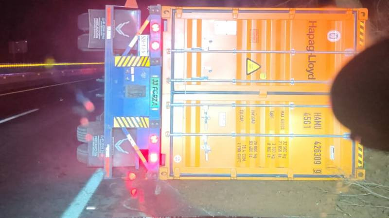 Vuelca tráiler en la autopista Siglo XXI 