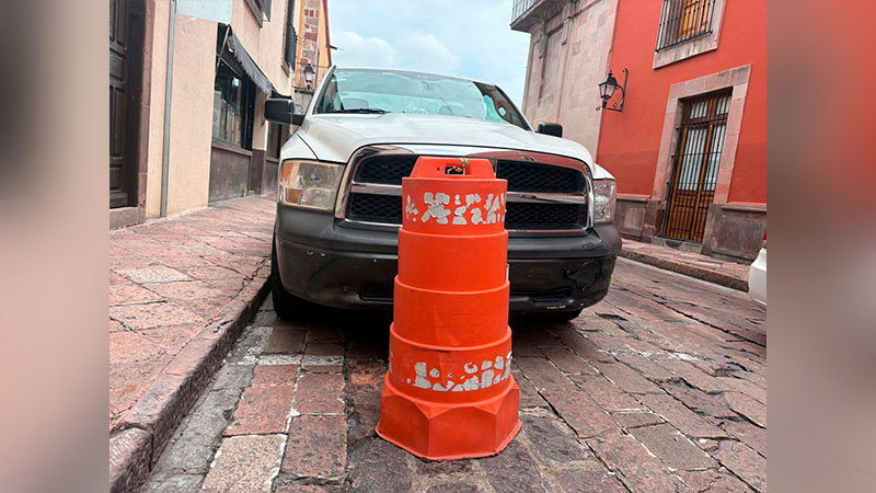 Dan a conocer las multas por colocar objetos que dificulten la circulación peatonal o por apartar lugar de estacionamiento en el municipio de Querétaro 