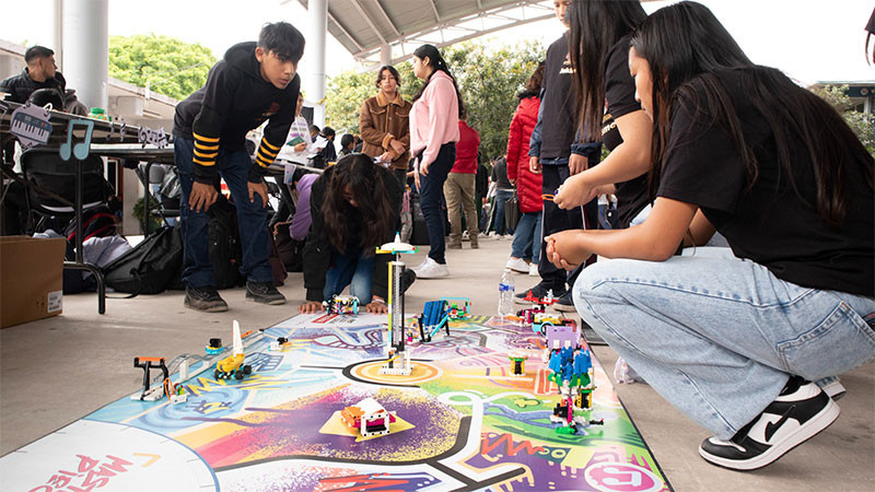 Martha Soto inaugura Torneo First LEGO MASTERPIECE 