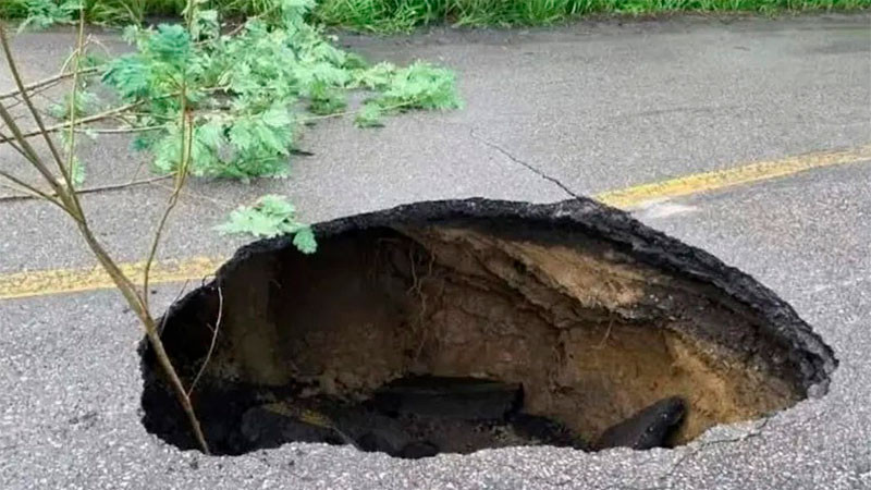 Tras lluvias en Veracruz, se abre socavón en la carretera Alazán-Canoas 